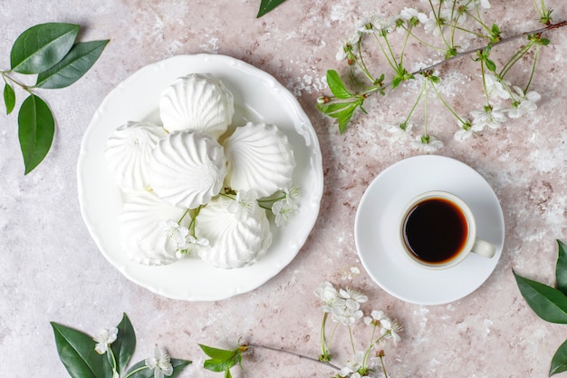 Weißer Zephyr, köstliche Marshmallows mit Frühlingsblütenblüten, Draufsicht