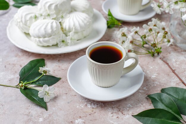 Weißer Zephyr, köstliche Marshmallows mit Frühlingsblütenblüten, Draufsicht