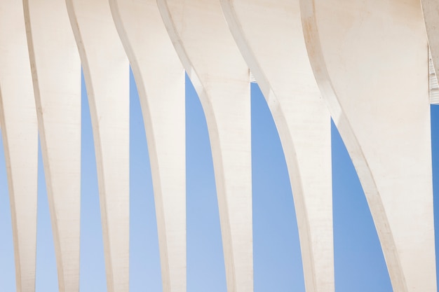 Weißes abstraktes Architekturdetail gegen blauen Himmel