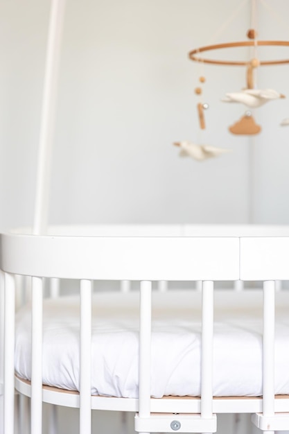 Weißes Babybett in Nahaufnahme, das auf ein Baby wartet