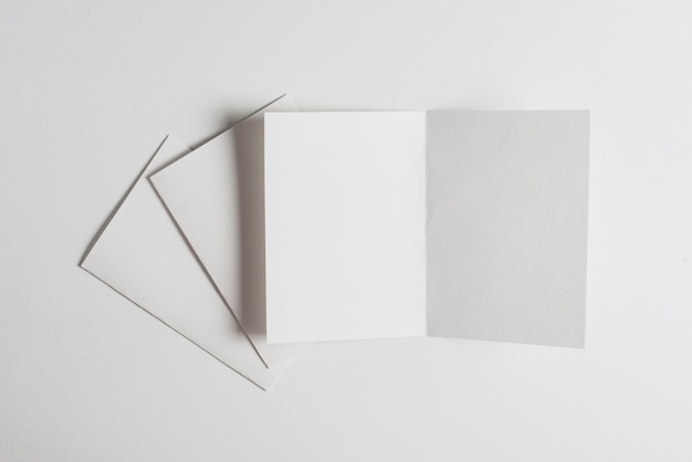 Weißes Blatt Papier auf weißem Hintergrund