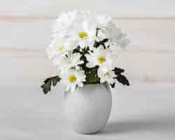Kostenloses Foto weißes blumensortiment in der weißen vase