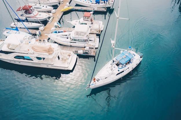 Kostenloses Foto weißes boot, das den hafen verlässt, legt auf dem wasser an