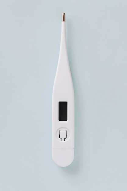 Weißes Digitalthermometer auf grauem Hintergrund