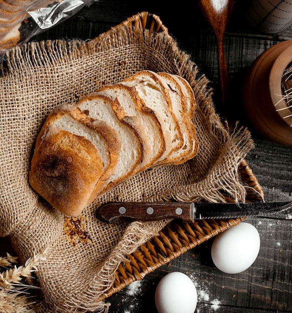 Weißes geschnittenes Brot auf dem Tisch