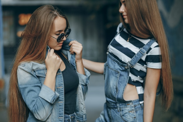 Weißes Haar posiert Sonnenbrille Modell