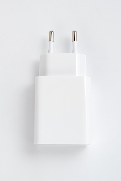 Weißes Handy-Ladegerät auf dem weißen isolierten Hintergrund