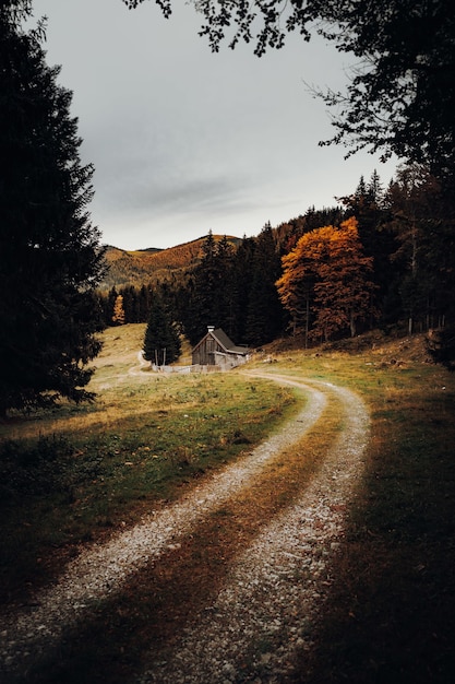 Kostenloses Foto weißes haus auf grünem grasfeld nahe bäumen unter weißen wolken während des tages