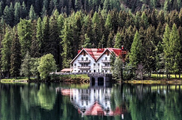 Kostenloses Foto weißes haus in der nähe von gewässern