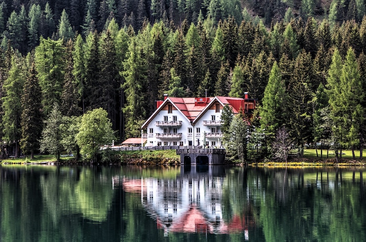 Kostenlose Foto weißes haus in der nähe von gewässern