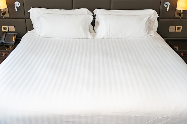 Weißes Kissen auf Bettdekoration des Schlafzimmers