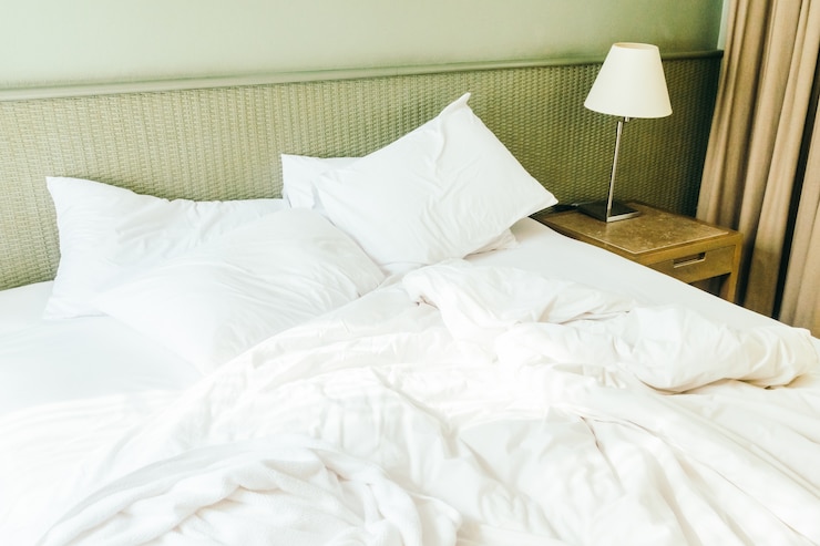 Kostenlose Foto weißes kissen auf dem bett