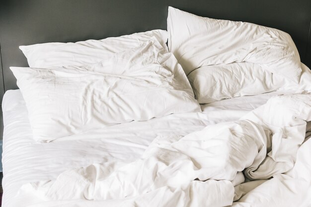 Weißes Kissen auf dem Bett