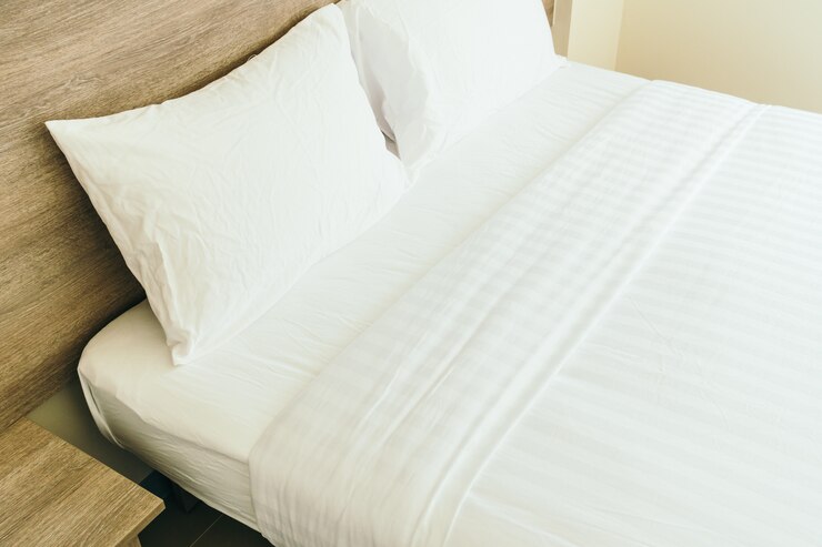 Kostenlose Foto weißes kissen auf dem bett