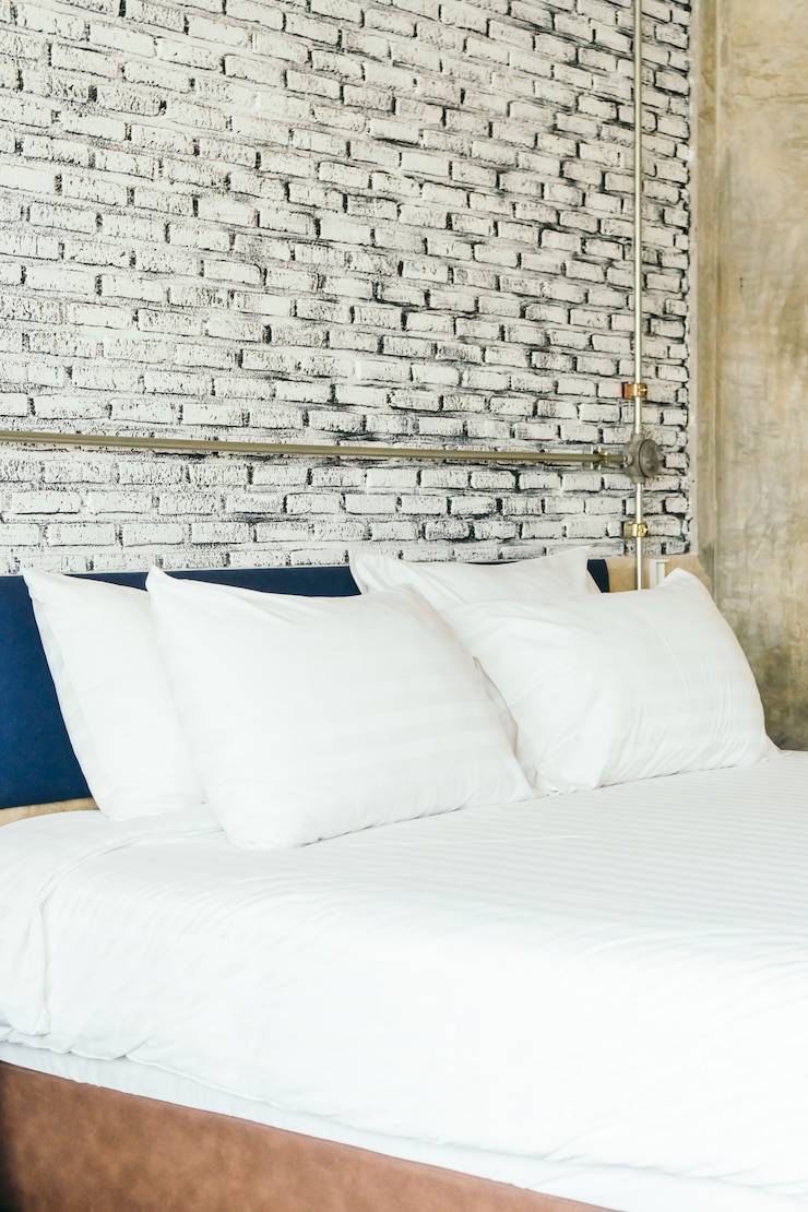 Kostenlose Foto weißes kissen auf dem bett