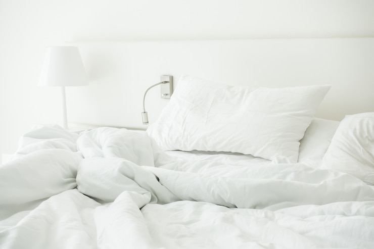 Kostenlose Foto weißes kissen auf einem zerknitterten bett