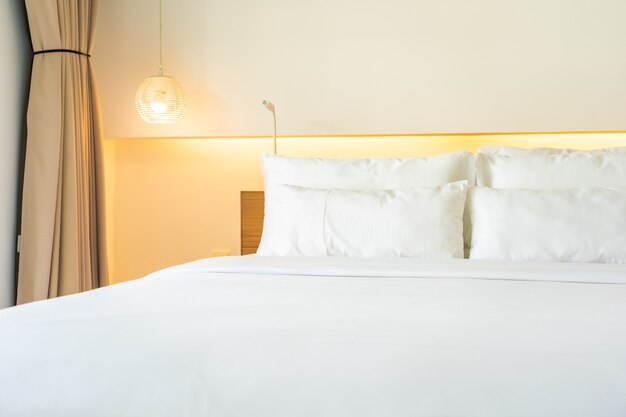 Weißes Kissen und Decke auf dem Bettdekorationsinnenraum des Schlafzimmers