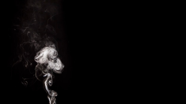 Kostenloses Foto weißes rauchstrudelmuster gegen schwarzen hintergrund