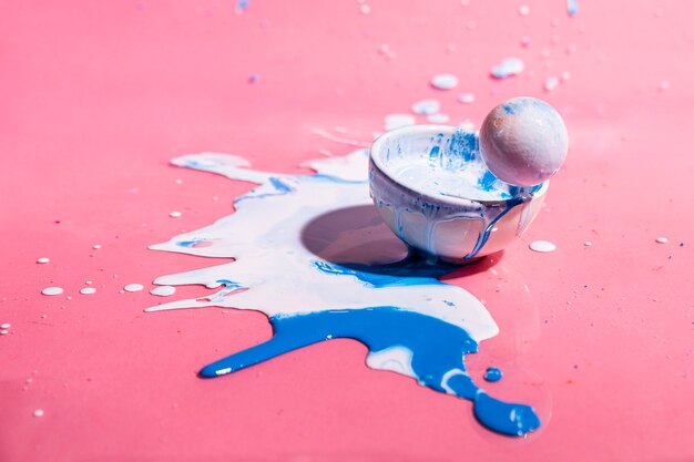 Weißes und blaues Farbenspritzen und abstrakter Hintergrund der Schale