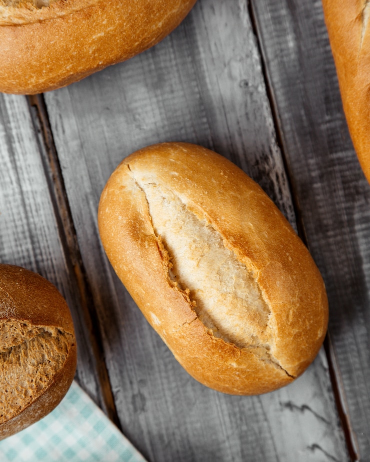 Kostenlose Foto weißes weizenbrot auf dem tisch