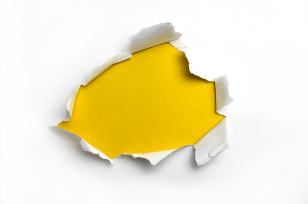 Weißes zerrissenes papier im gelben hintergrund