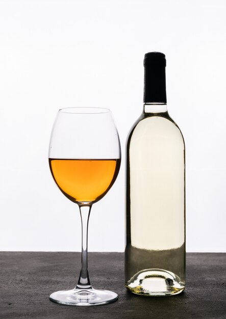 Weißwein der Seitenansicht mit Glas auf weißer Vertikale