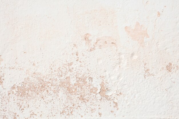 Weißzement Wand mit rosa Flecken