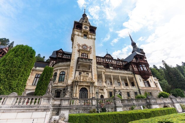 Weite Sicht auf das Schloss Peles in Rumänien