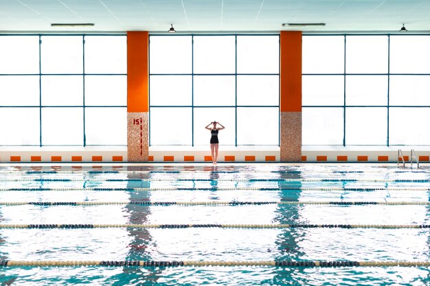 Weitschuss-Athlet, der am Pool steht