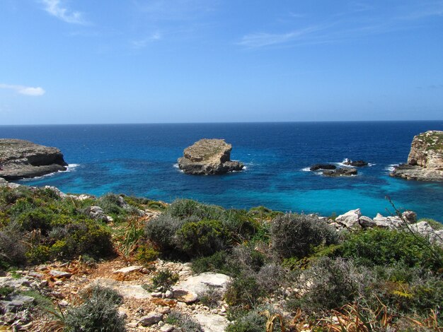 Weitwinkelaufnahme der Insel Comino in Malta unter blauem Himmel