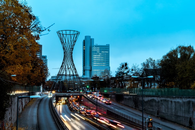 Weitwinkelaufnahme der Stadt München während der Hauptverkehrszeit