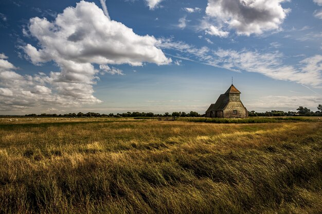 Weitwinkelaufnahme der Thomas a Becket Church in Fairfield auf Romney Marsh, Kent, Großbritannien