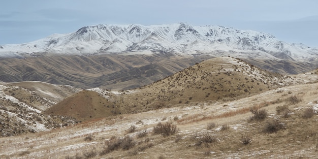 Weitwinkelaufnahme des mit Schnee bedeckten Squaw Butte-Berges, der in Idaho, USA gefangen genommen wird