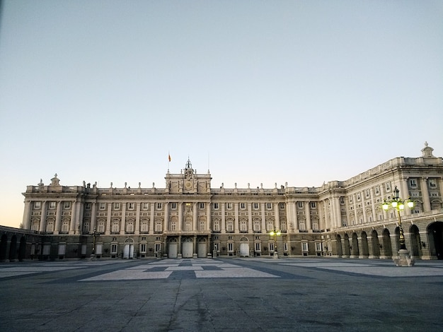 Weitwinkelaufnahme des Westparks in Madrid, Spanien während des Tages