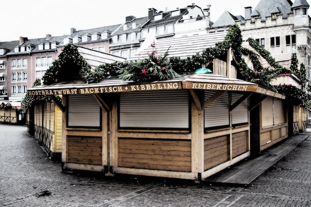 Kostenloses Foto weitwinkelaufnahme einer holzkonstruktion, umgeben von gebäuden