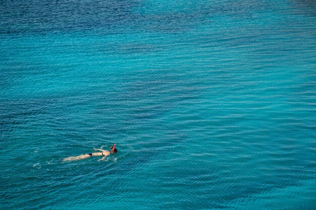 Weitwinkelaufnahme einer im Wasser schwimmenden Person