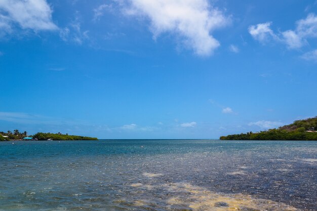 Weitwinkelaufnahme einer schönen Ansicht des Ozeans mit einem bewölkten blauen Himmel