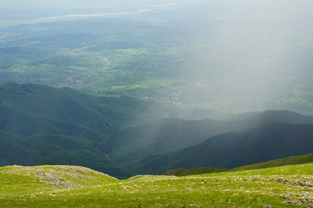 Weitwinkelaufnahme einer schönen Bergkette mit bewölktem Himmel bei nebligem Wetter