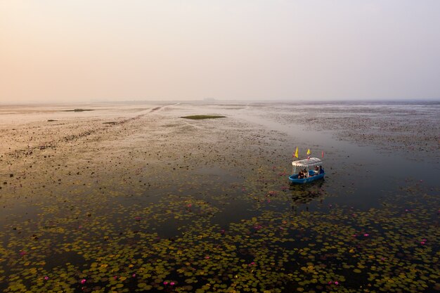 Weitwinkelaufnahme eines Bootes im Lotussee in Thailand