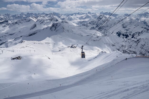 Weitwinkelaufnahme eines Kabelwagens in einem schneebedeckten Berg