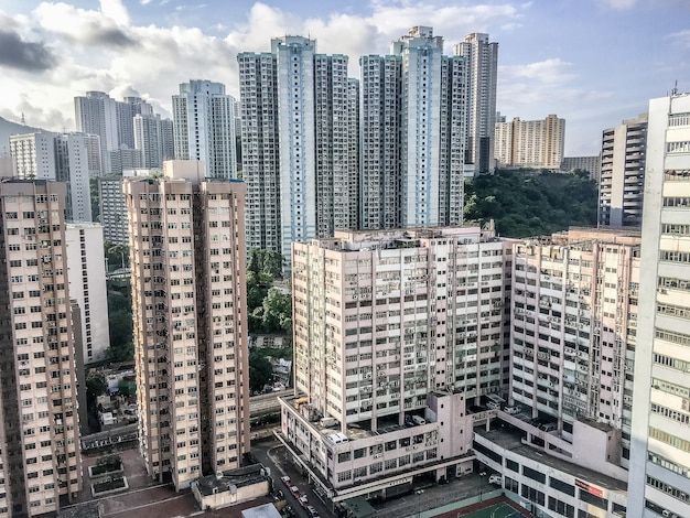 Weitwinkelaufnahme mehrerer Gebäude von Hongkong, die tagsüber nebeneinander gebaut wurden