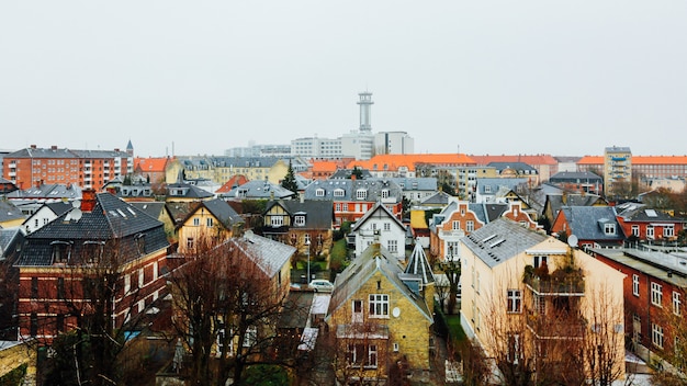 Weitwinkelaufnahme von Häusern und Gebäuden in der Stadt Kopenhagen, Dänemark