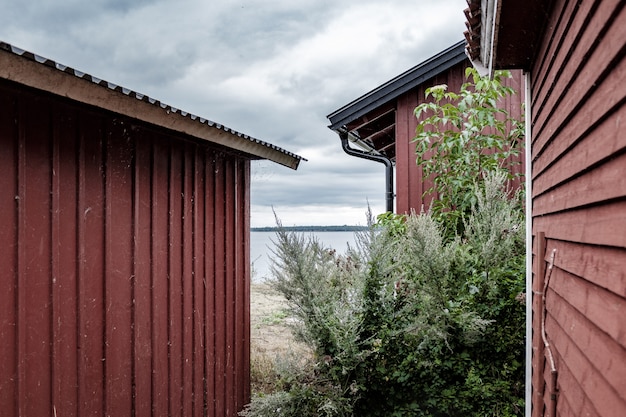 Weitwinkelaufnahme von kleinen Häusern aus rotem Metall an der Küste des Meeres