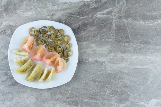 Weitwinkelfoto von geschnittenen Tomaten- und Paprikascheiben.