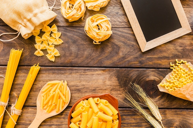 Weizen und Pasta in der Nähe von Tafel