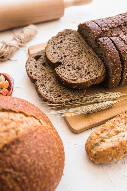 Weizenährchen in der Nähe von Brot