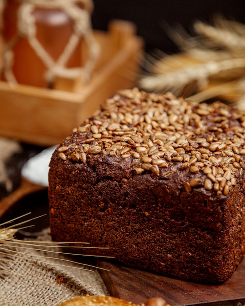 Weizenbrot mit Samen bestreut