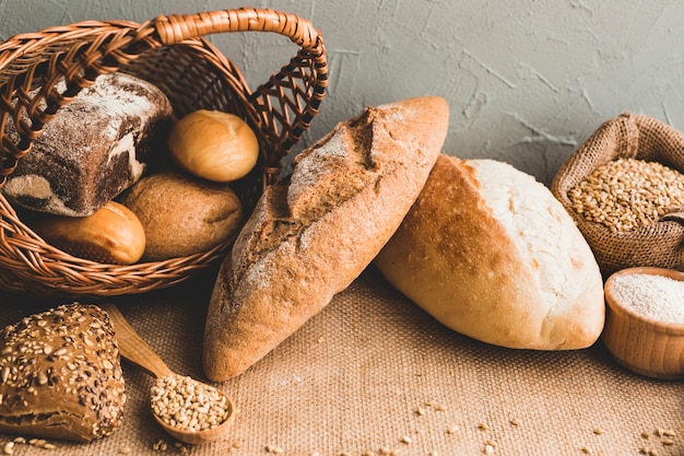 Kostenloses Foto weizenbrote mit brötchen im korb