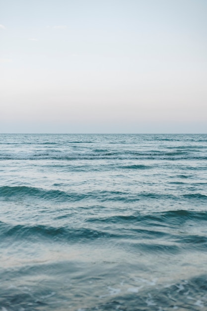 Wellen auf einem weiten blauen Meer