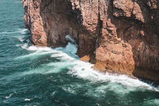 Wellen des Meeres krachen auf den Felsen